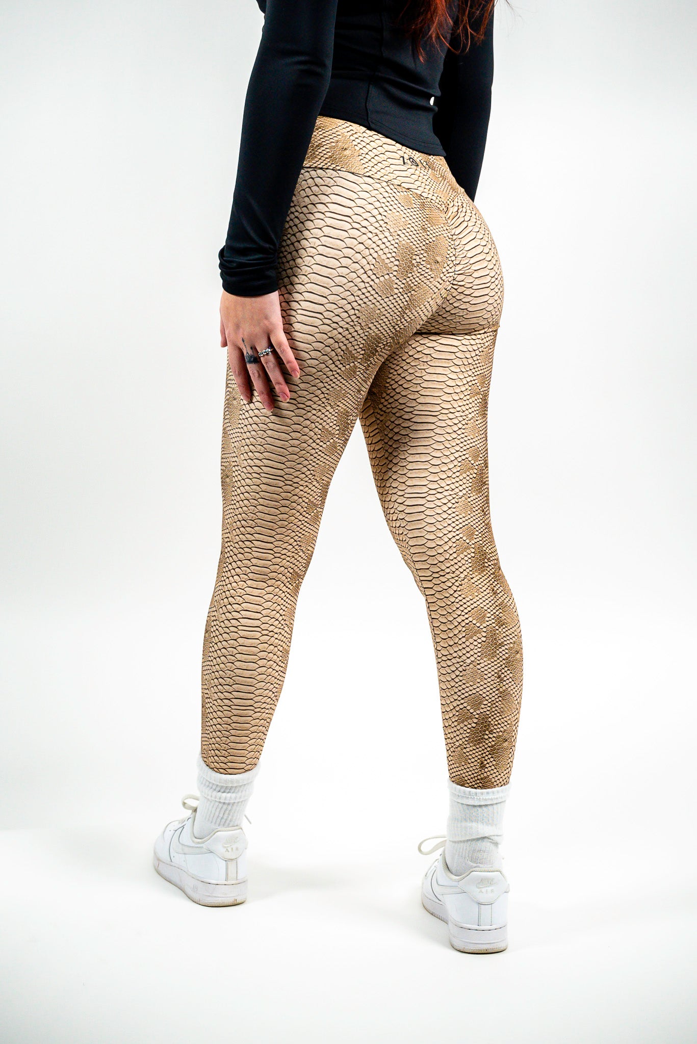 Beautiful Zoe is wearing size small in our snakeskin brazilian legging. Hips are 39 inches and waist 27 inches. Snakeskin Brazilian Fabric runs smaller in size, so size up if in between sizes. Mini scrunch, structured, tummy control, compressive, great coverage, squat proof, accentuating.